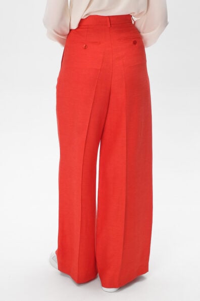 Что надеть с красными брюками женщине 40 лет: совет стилистки