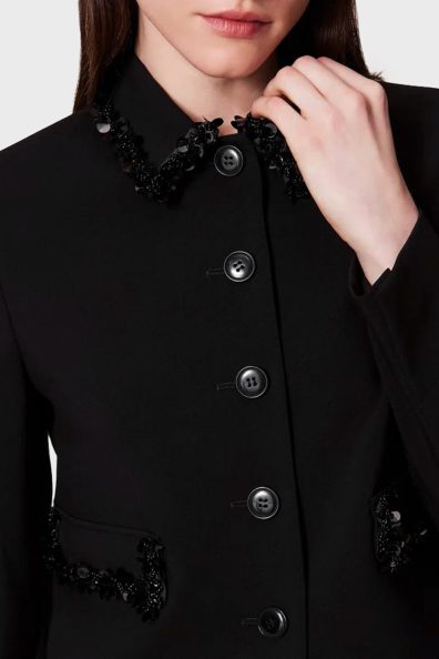 Чорний укорочений жакет з паєтками