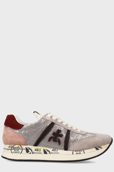 Женские кроссовки с брендовым логотипом