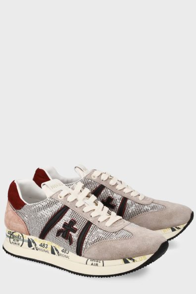 Женские кроссовки с брендовым логотипом