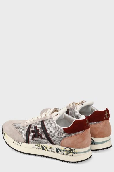 Женские кроссовки с брендовым логотипом