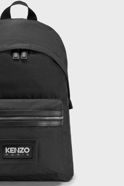 Черный рюкзак с брендовой надписью