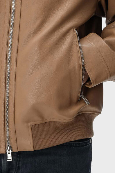 Мужской кожаный бомбер с брендовой фурнитурой