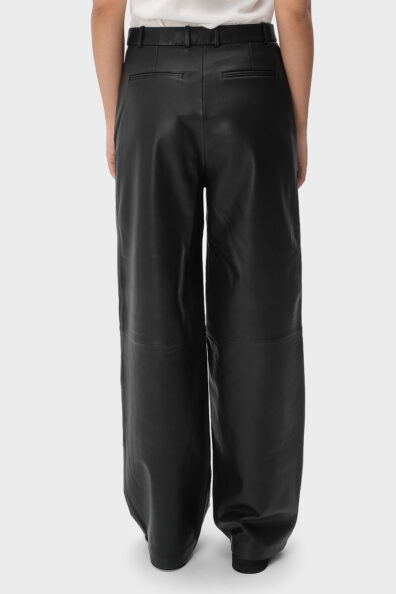 Черные кожаные брюки прямого кроя фото 1 Черные кожаные брюки прямого кроя