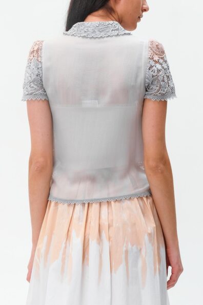 Двоколірна жіноча блуза з вишивками