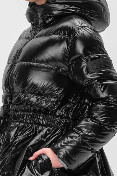 Жіночий чорний пуховик з куліскою на талії