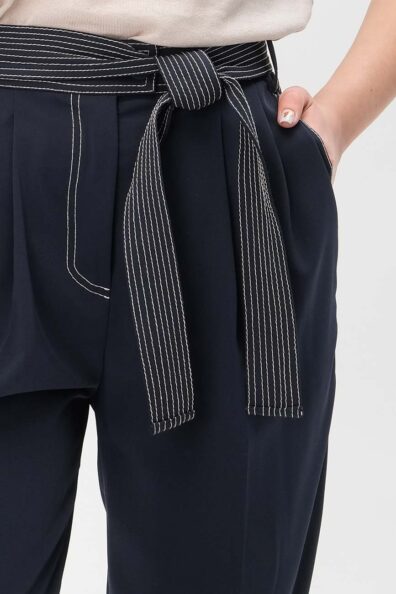 Женские брюки с прошитой белой строчкой