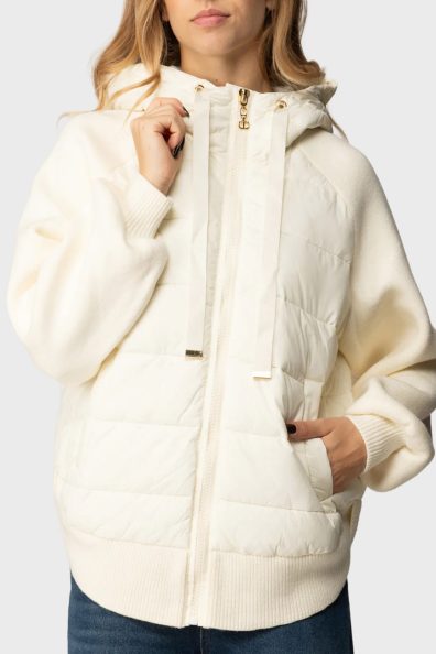 Молочная куртка с трикотажными рукавами и капюшоном