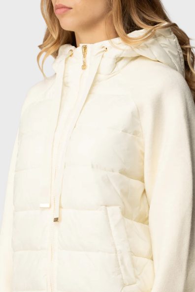 Молочная куртка с трикотажными рукавами и капюшоном