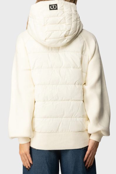 Молочная куртка с трикотажными рукавами и капюшоном