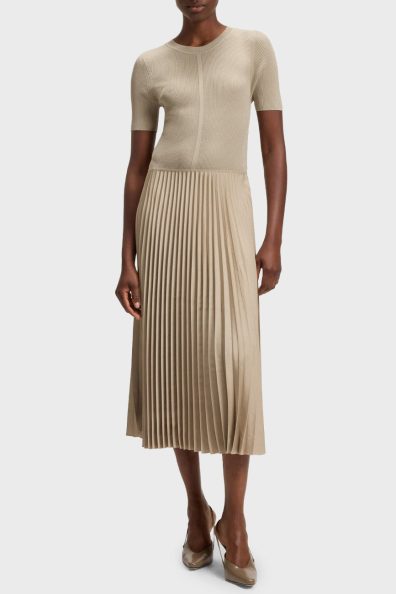 Сукня бежевого кольору з плісованою спідницею фото 0 Сукня бежевого кольору з плісованою спідницею