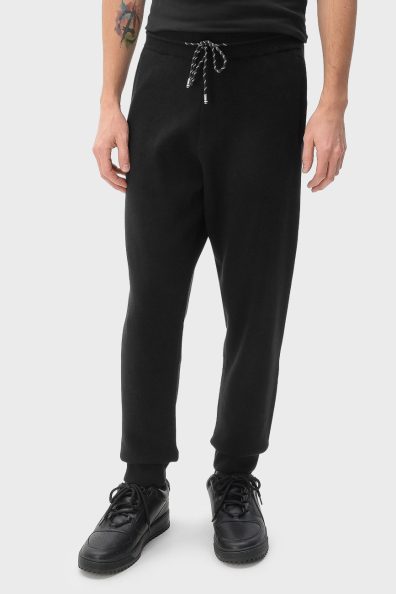 Мужские брюки черного цвета