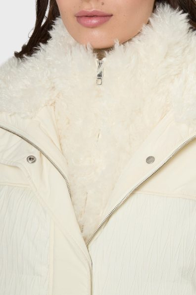 Женская куртка белого цвета с воротником