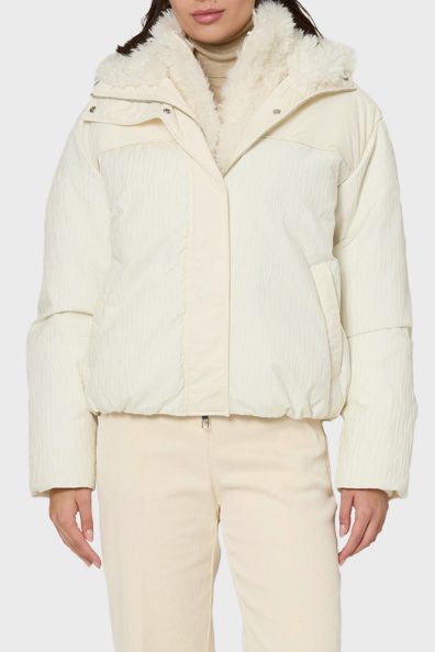 Женская куртка белого цвета с воротником