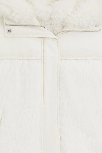 Женская куртка белого цвета с воротником